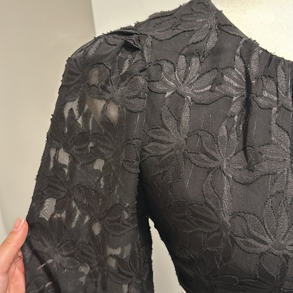 ASTR | Black floral long sleeve dress with back cut out - Picture 5 of 5